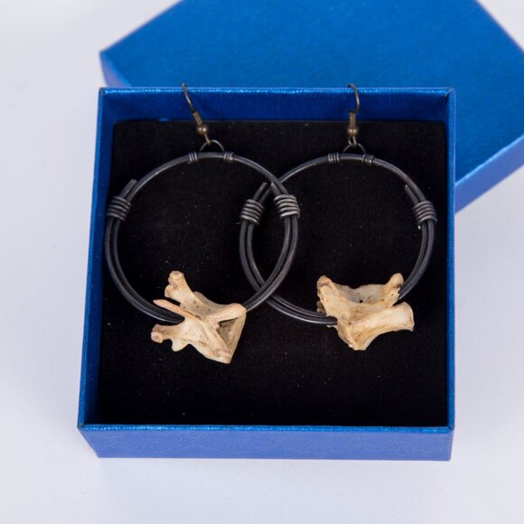 WOLF TEA CREATIONS HANDMADE WIRE WRAP HOOP EARRINGS WITH RACCOON VERTEBRAE CHARM - Picture 6 of 6